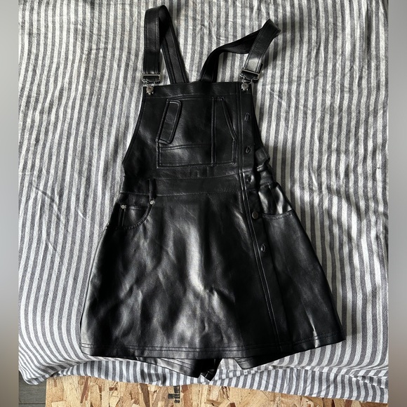 Black overall skort with pockets and buttons FAUX LEATHER - Picture 9 of 12